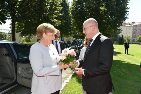Vítejte v Praze, evropská kancléřko. Květiny pro Angelu Merkelovou. (Foto: Úřad vlády ČR)