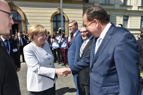 Německá kancléřka si při své ojedinělé pražské návštěvě (25. 8. 2016) potřásla rukou s ministry české vlády. 
