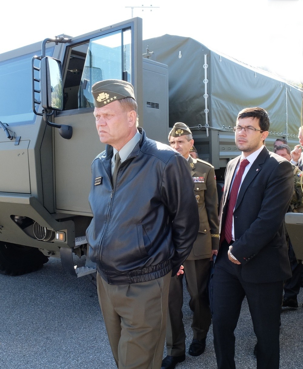 Náčelník Generálního štábu Armády ČR, armádní generál Josef Bečvář, navštívil v doprovodu dalších funkcionářů Ministerstva obrany ČR a Armády ČR  kopřivnickou automobilku Tatra Trucks a zbrojovku Tatra Defence Vehicle (31. 8. 2016).