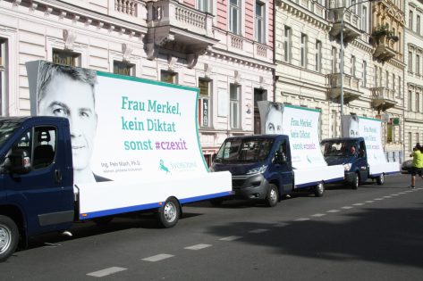 Svobodní czexit Merkelová auta s billboardy