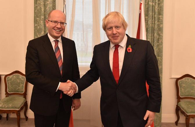 Britský ministr Boris Johnson v Praze jednal i s premiérem Bohuslavem Sobotkou. 