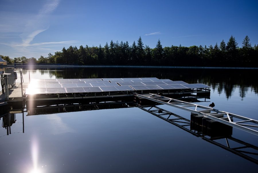 ČEZ provozuje fotovoltaickou elektrárnu na hladinu vodní nádrže přečerpávací elektrárny Štěchovice. 
