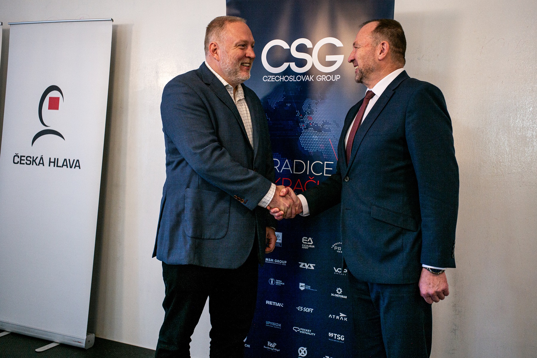 Bohuslav Přikryl (vpravo) blahopřeje Janu Hušákovi ze Škody Digital k ceně CSG Industrie. (Foto: CSG)